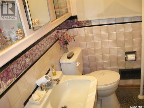 1237 4Th Avenue Nw, Moose Jaw, SK - Indoor Photo Showing Bathroom