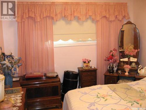 1237 4Th Avenue Nw, Moose Jaw, SK - Indoor Photo Showing Bedroom