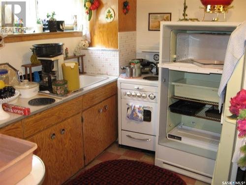 1237 4Th Avenue Nw, Moose Jaw, SK - Indoor Photo Showing Kitchen