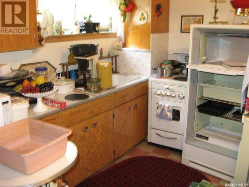 1237 4Th Avenue Nw, Moose Jaw, SK - Indoor Photo Showing Kitchen