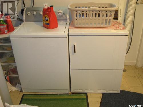 1237 4Th Avenue Nw, Moose Jaw, SK - Indoor Photo Showing Laundry Room