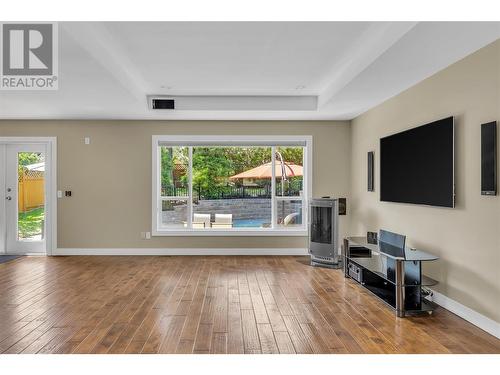 360 Rio Drive S, Kelowna, BC - Indoor Photo Showing Living Room