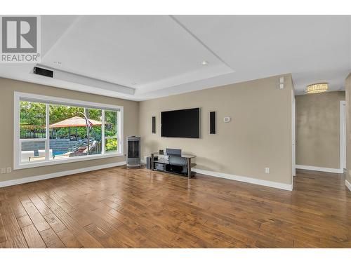 360 Rio Drive S, Kelowna, BC - Indoor Photo Showing Living Room