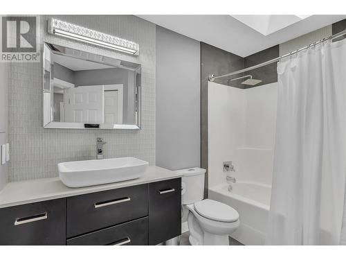 360 Rio Drive S, Kelowna, BC - Indoor Photo Showing Bathroom