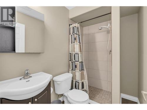 360 Rio Drive S, Kelowna, BC - Indoor Photo Showing Bathroom