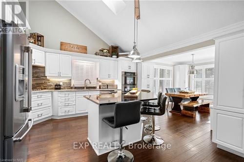 6108 Mountainside Street, Niagara Falls, ON - Indoor Photo Showing Kitchen With Upgraded Kitchen