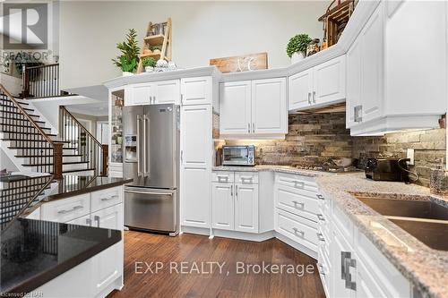 6108 Mountainside Street, Niagara Falls, ON - Indoor Photo Showing Kitchen With Upgraded Kitchen