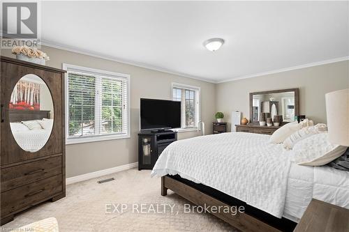 6108 Mountainside Street, Niagara Falls, ON - Indoor Photo Showing Bedroom