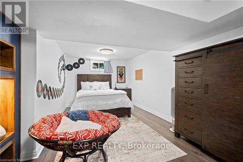 6108 Mountainside Street, Niagara Falls, ON - Indoor Photo Showing Bedroom