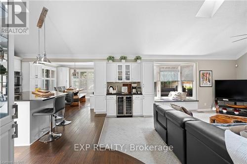 6108 Mountainside Street, Niagara Falls, ON - Indoor Photo Showing Living Room