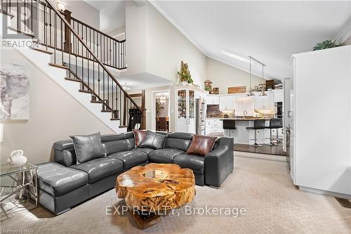 6108 Mountainside Street, Niagara Falls, ON - Indoor Photo Showing Living Room