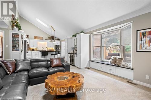 6108 Mountainside Street, Niagara Falls, ON - Indoor Photo Showing Living Room