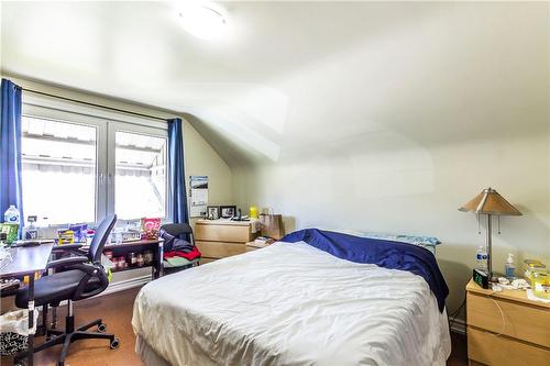 317 East 15Th Street, Hamilton, ON - Indoor Photo Showing Bedroom