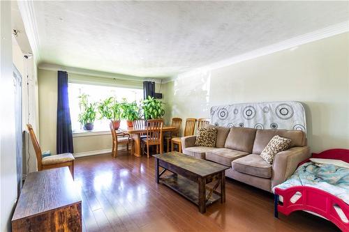 317 East 15Th Street, Hamilton, ON - Indoor Photo Showing Living Room