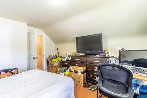 317 East 15Th Street, Hamilton, ON - Indoor Photo Showing Bedroom