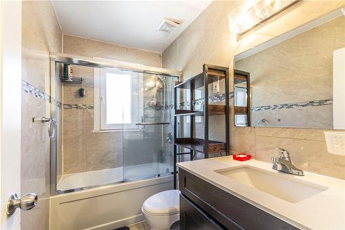 317 East 15Th Street, Hamilton, ON - Indoor Photo Showing Bathroom