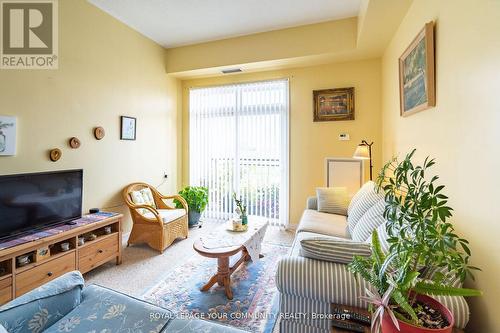 Ph-402 - 5317 Upper Middle Road, Burlington (Orchard), ON - Indoor Photo Showing Living Room