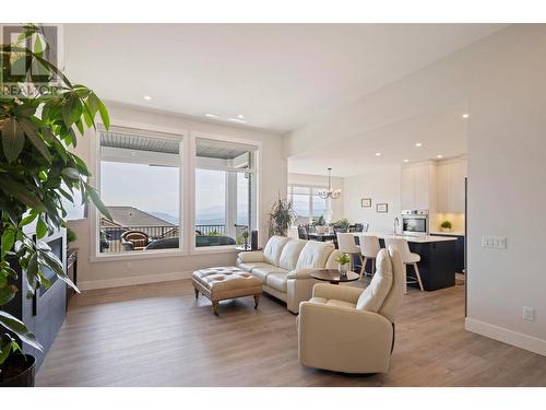 3639 Riviera Drive, Kelowna, BC - Indoor Photo Showing Living Room