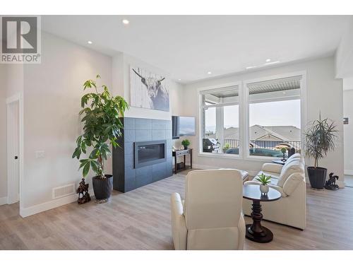 3639 Riviera Drive, Kelowna, BC - Indoor Photo Showing Living Room With Fireplace