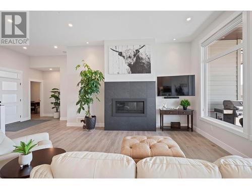 3639 Riviera Drive, Kelowna, BC - Indoor Photo Showing Living Room With Fireplace