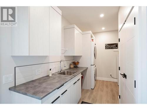 3639 Riviera Drive, Kelowna, BC - Indoor Photo Showing Kitchen