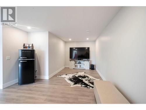 3639 Riviera Drive, Kelowna, BC - Indoor Photo Showing Living Room