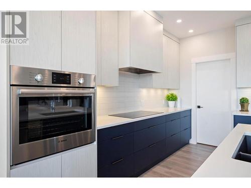 3639 Riviera Drive, Kelowna, BC - Indoor Photo Showing Kitchen With Upgraded Kitchen