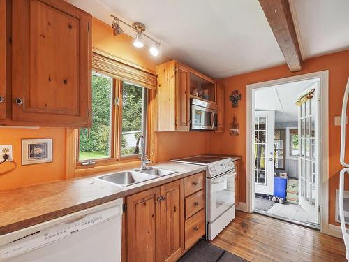 Kitchen - 20237 Ch. Lakeshore, Baie-D'Urfé, QC - Indoor Photo Showing Kitchen With Double Sink