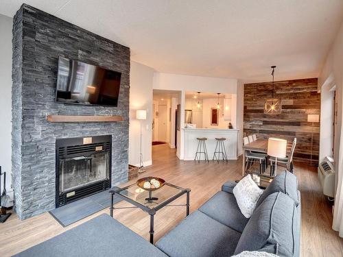 Living room - 201-3035 Ch. De La Chapelle, Mont-Tremblant, QC - Indoor Photo Showing Living Room With Fireplace