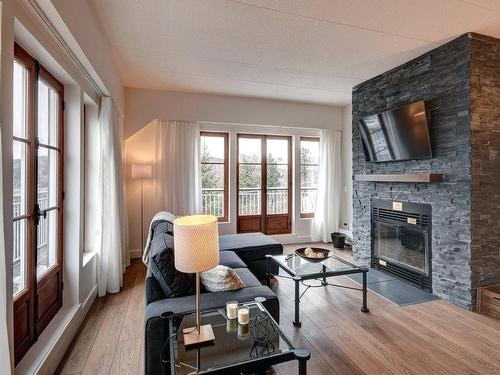 Salon - 201-3035 Ch. De La Chapelle, Mont-Tremblant, QC - Indoor Photo Showing Living Room With Fireplace