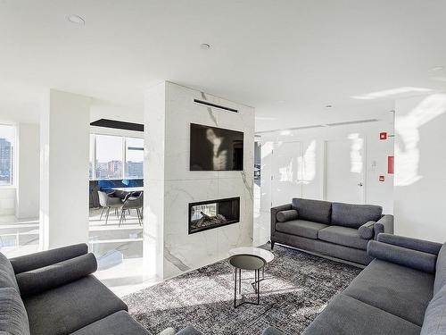 Salle communautaire - 415-360 Rue Atateken, Montréal (Ville-Marie), QC - Indoor Photo Showing Living Room With Fireplace