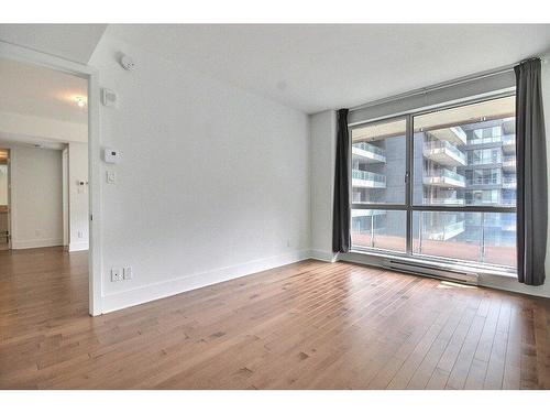 Master bedroom - 415-360 Rue Atateken, Montréal (Ville-Marie), QC - Indoor Photo Showing Other Room