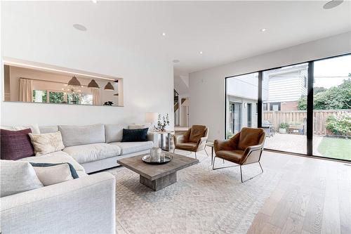 3362 Guildwood Drive, Burlington, ON - Indoor Photo Showing Living Room