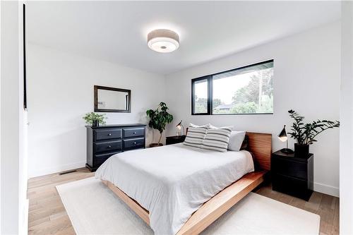 3362 Guildwood Drive, Burlington, ON - Indoor Photo Showing Bedroom