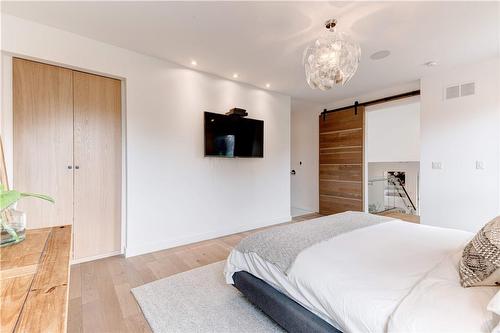 3362 Guildwood Drive, Burlington, ON - Indoor Photo Showing Bedroom