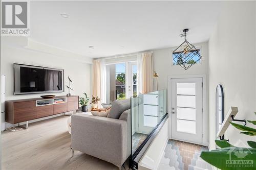 527 Broadhead Avenue, Ottawa, ON - Indoor Photo Showing Living Room