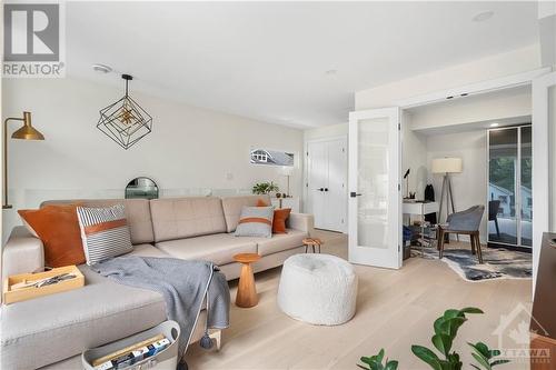 527 Broadhead Avenue, Ottawa, ON - Indoor Photo Showing Living Room