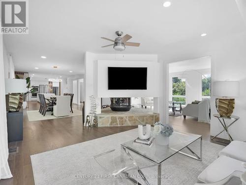 10845 Old River Road W, Middlesex Centre (Komoka), ON - Indoor Photo Showing Living Room