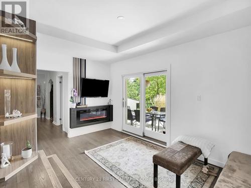 10845 Old River Road W, Middlesex Centre (Komoka), ON - Indoor Photo Showing Living Room