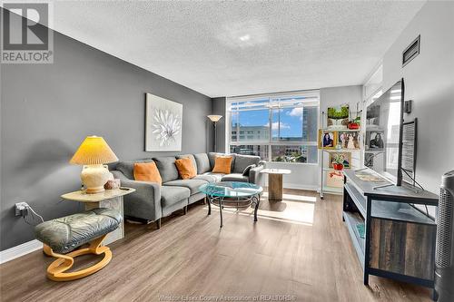 75 Riverside Drive East Unit# 702, Windsor, ON - Indoor Photo Showing Living Room