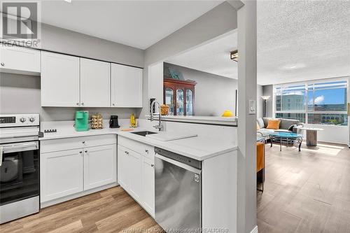 75 Riverside Drive East Unit# 702, Windsor, ON - Indoor Photo Showing Kitchen