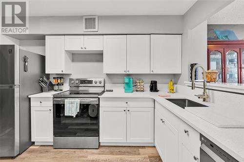 75 Riverside Drive East Unit# 702, Windsor, ON - Indoor Photo Showing Kitchen