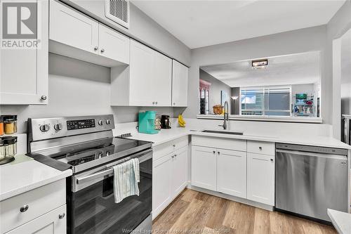 75 Riverside Drive East Unit# 702, Windsor, ON - Indoor Photo Showing Kitchen