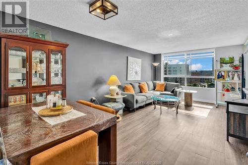 75 Riverside Drive East Unit# 702, Windsor, ON - Indoor Photo Showing Living Room