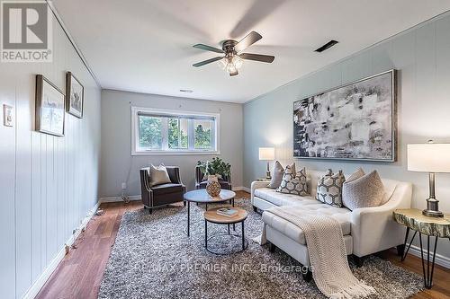 1629 Wembury Road, Mississauga, ON - Indoor Photo Showing Living Room