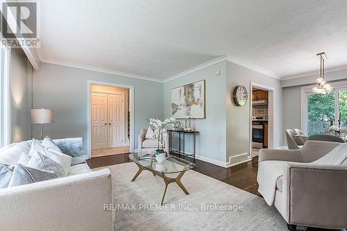 1629 Wembury Road, Mississauga, ON - Indoor Photo Showing Living Room