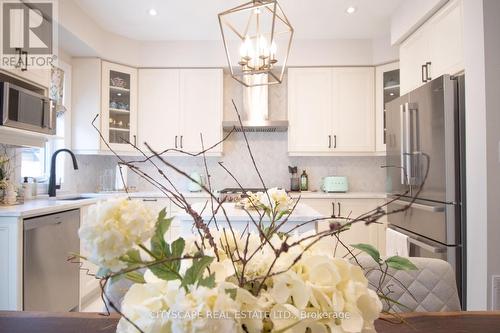 3961 Koenig Road, Burlington, ON - Indoor Photo Showing Kitchen With Upgraded Kitchen