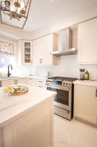 3961 Koenig Road, Burlington (Alton), ON - Indoor Photo Showing Kitchen With Upgraded Kitchen