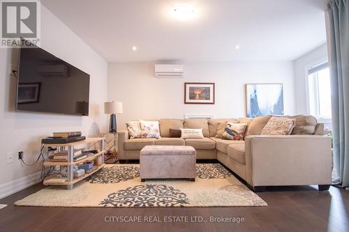 3961 Koenig Road, Burlington, ON - Indoor Photo Showing Living Room