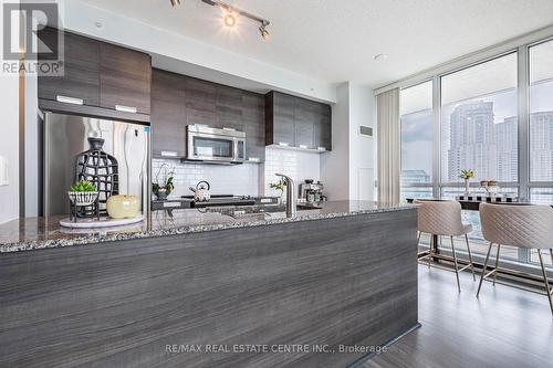 904 - 75 Eglinton Avenue W, Mississauga (Hurontario), ON - Indoor Photo Showing Kitchen With Upgraded Kitchen